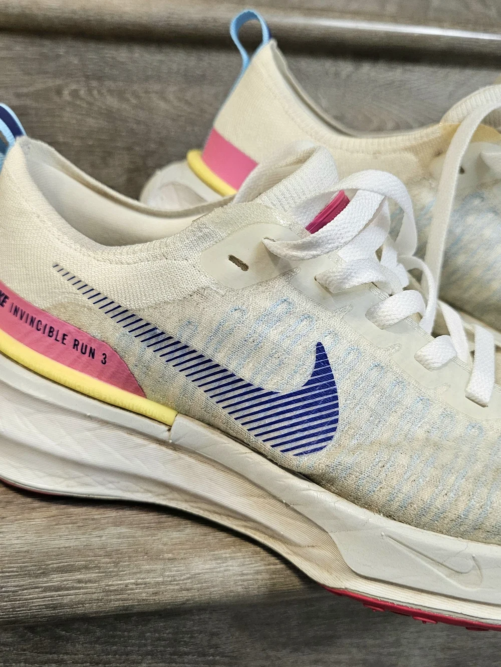 Nike ZoomX Men’s Running Shoes Invincible 10.5 White Pink Blue Athletic Shoes